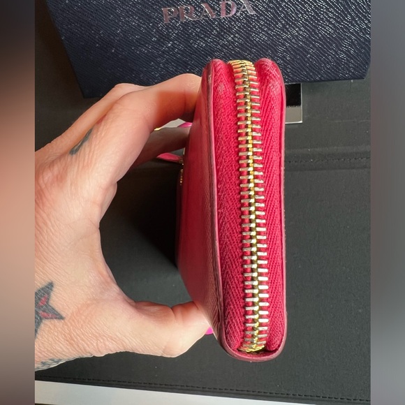 Authentic Prada Zip wallet - Picture 3 of 9
